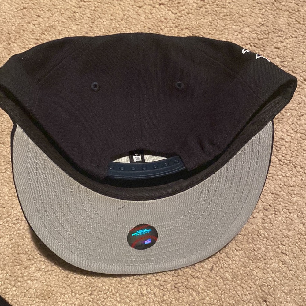 Snap back hat - Picture 4 of 4